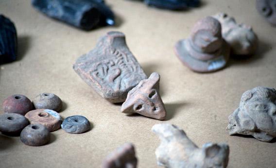 Picture of part of the 440 archaeological ceramic pieces of Mayan culture.