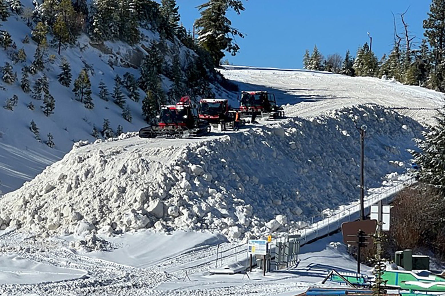 Ратраки на вершине огромной кучи снега в Богус Бэйсин. 