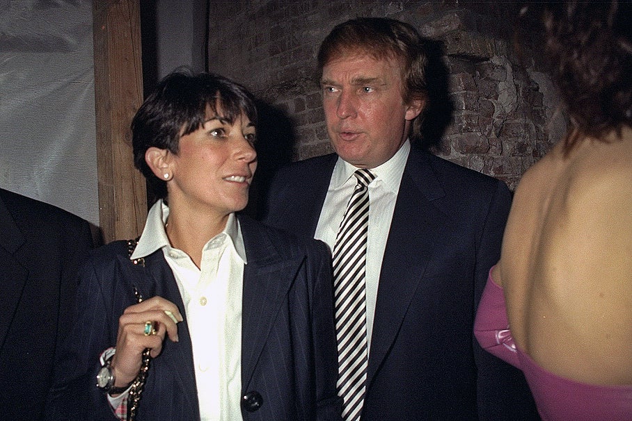 Auf einer Party lächelt Maxwell, Trump steht neben ihr und schaut zur Seite.