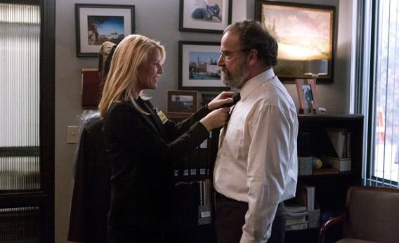 Claire Danes as Carrie Mathison and Mandy Patinkin as Saul Berenson in Homeland (Season 2, Episode 12).