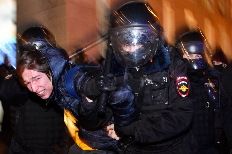 ОМОН задерживает протестующего во время митинга в поддержку заключенного лидера оппозиции Алексея Навального в центре Москвы 23 января 2021 года.