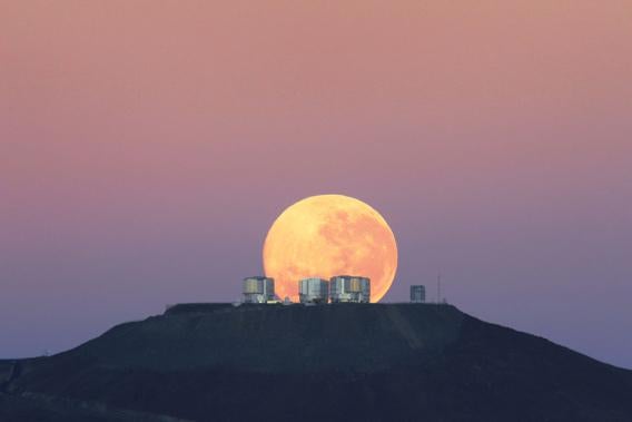 Dramatic Moonset — Amazing Sight on Cerro Paranal, Home of ESO’s Very Large Telescope*