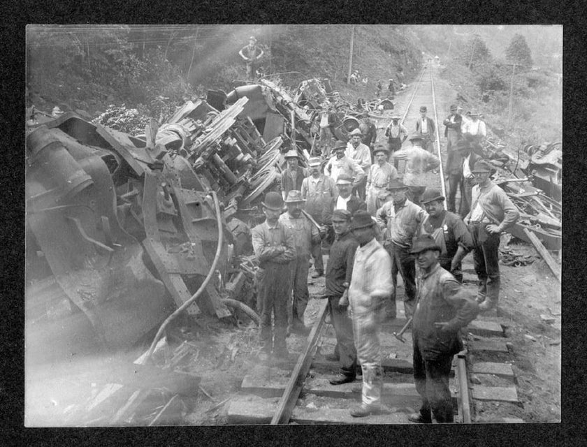 Aftermath and cleanup of 19th-century train wrecks (PHOTOS).