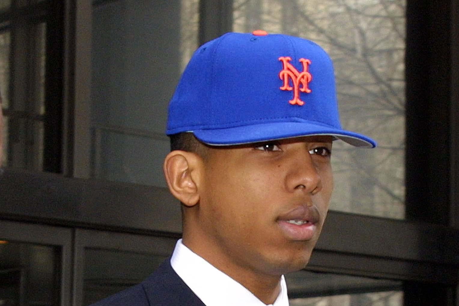 Shyne is seen wearing a Mets cap.