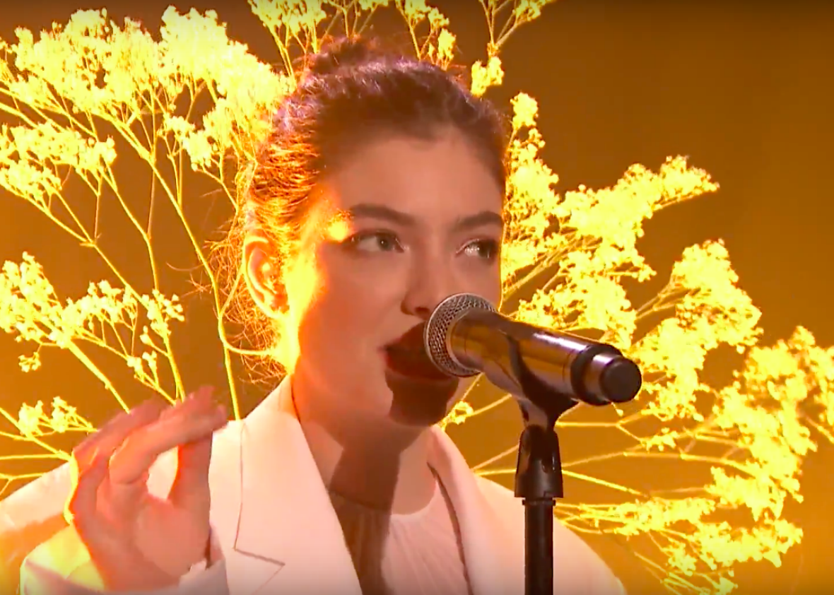 Lorde talks onion ring Instagrams and Twin Peaks on Jimmy Fallon (VIDEO).