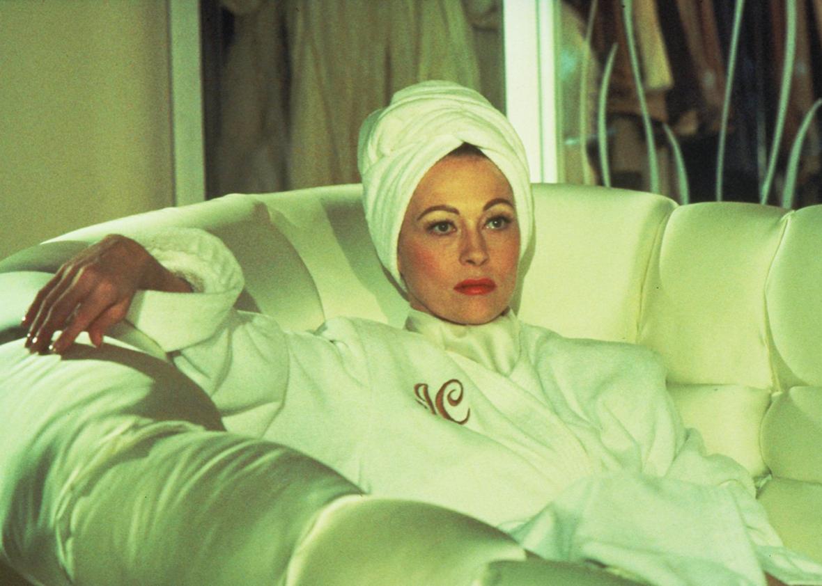 faye-dunaway-in-mommie-dearest-the-real-story