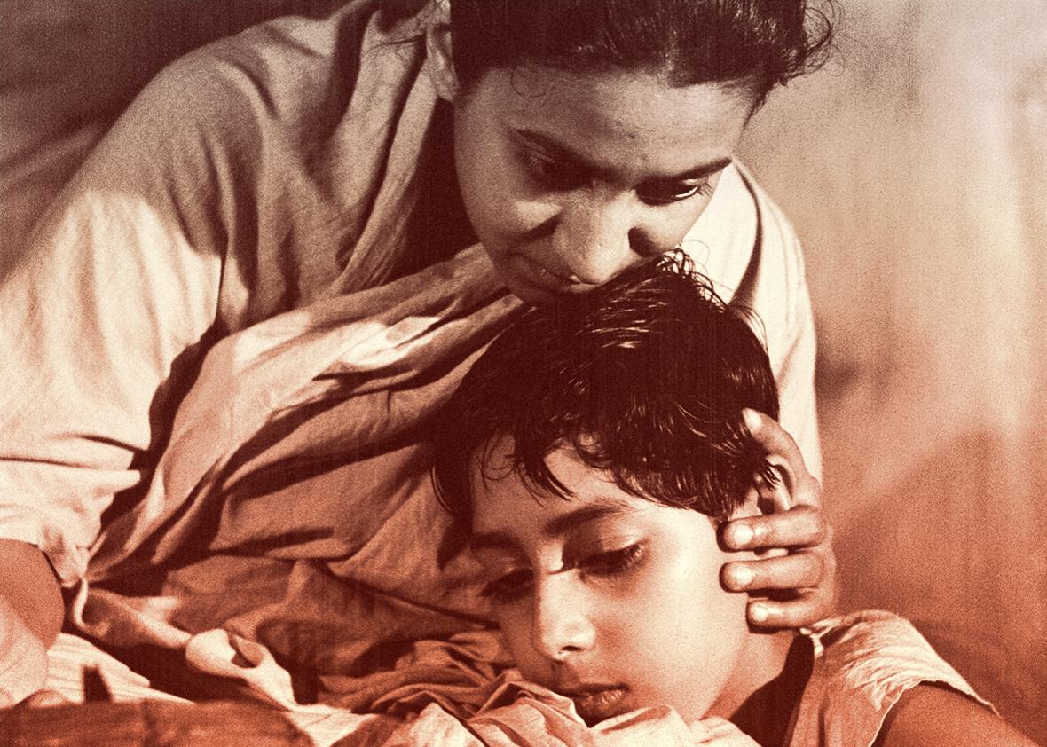Pinaki Sengupta as Apu, Karuna Banerjee as Sarbajaya (Apu's mother) in Aparajito.