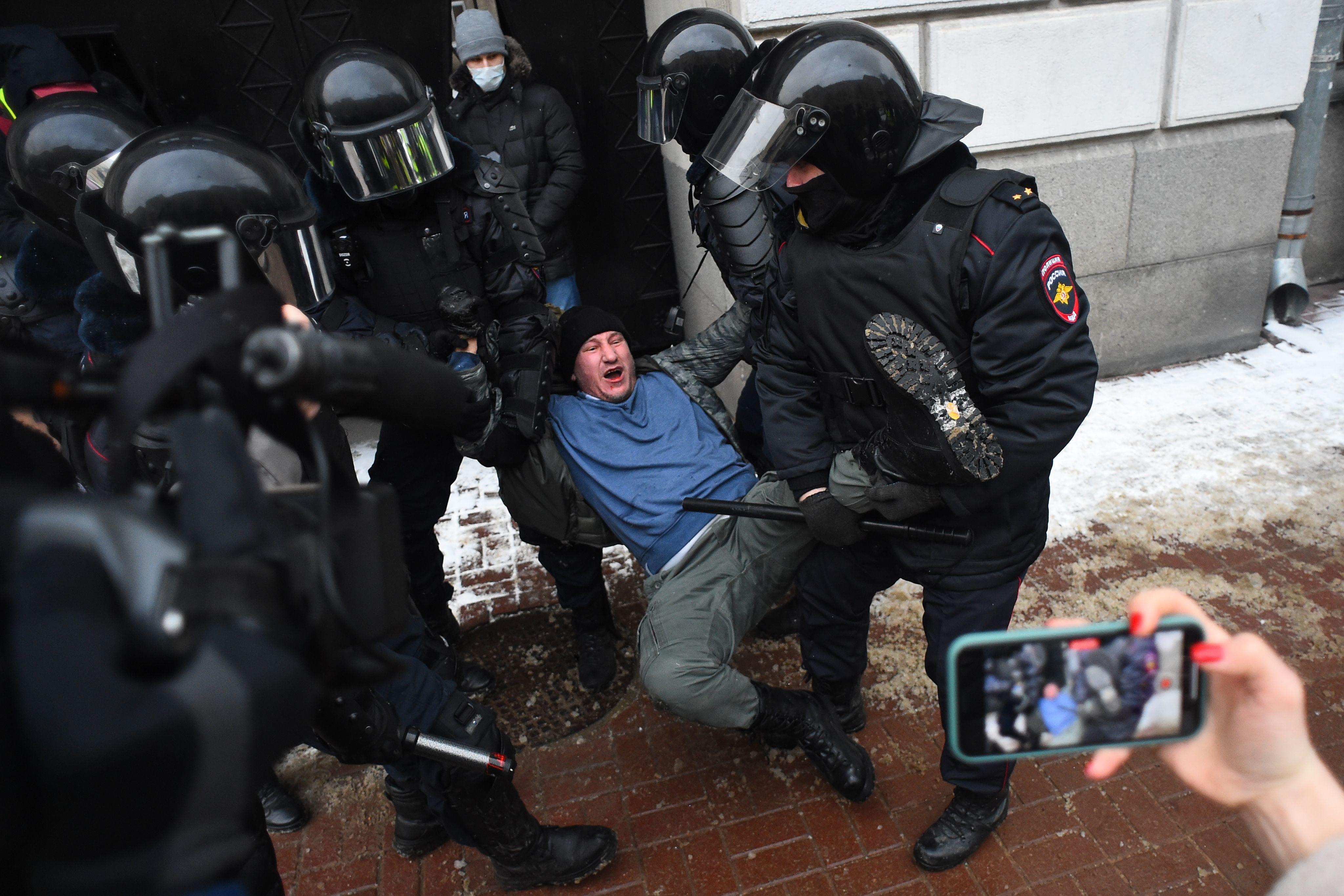 Police detain a man during a rally in support of jailed opposition leader Alexei Navalny in Saint Petersburg on January 31, 2021. 