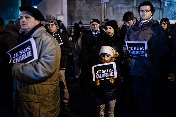People hold signs reading "Je suis Charlie".