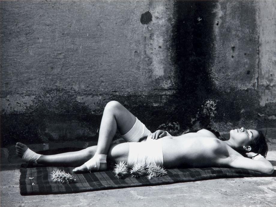 Manuel Álvarez Bravo, La buena fama durmiendo (La Bonne Renommée endormie), 1938. Collection Colette Urbajtel/Archivo Manuel Álvarez Bravo, S.C.
