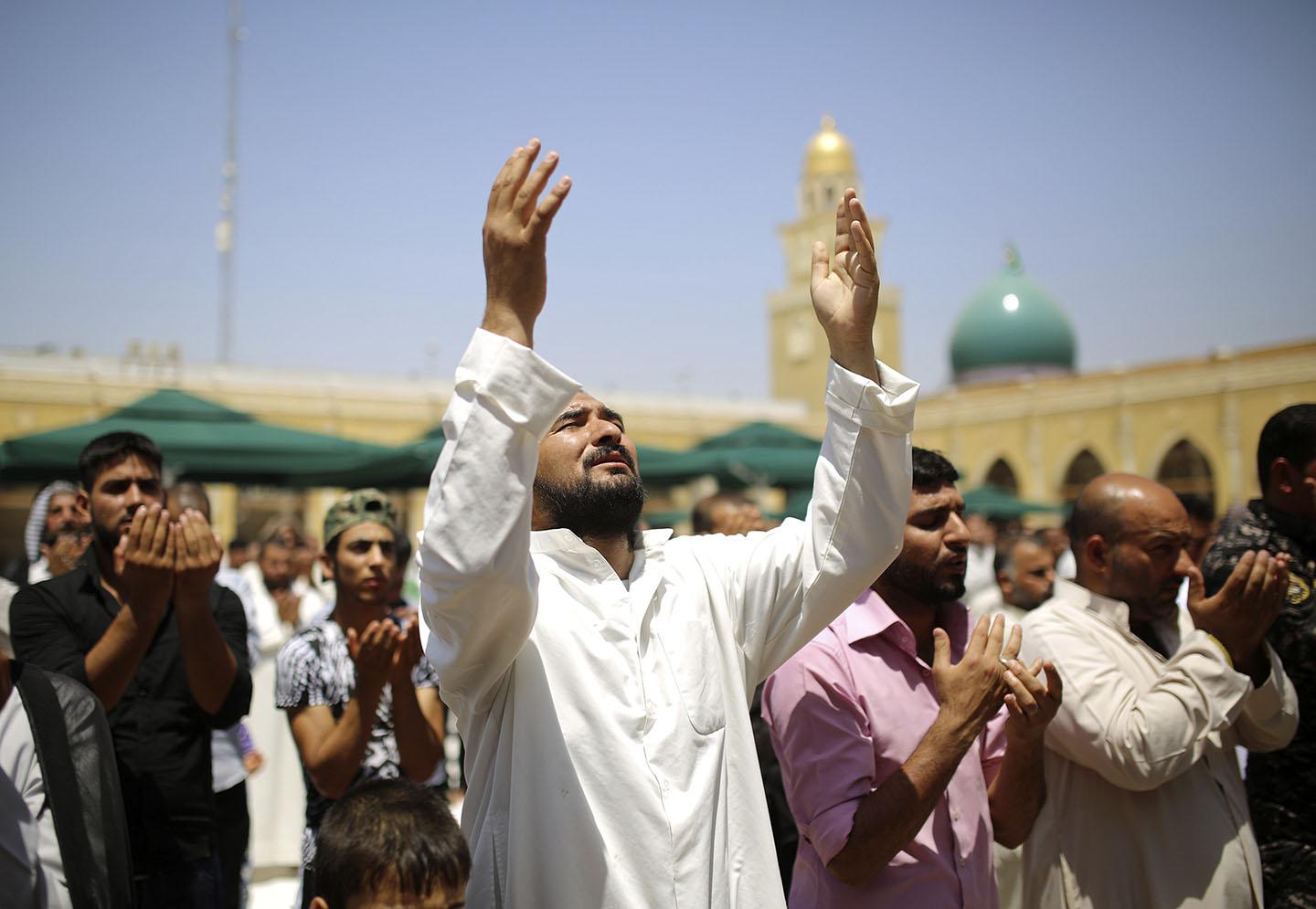 Shi'ite worshippers attend Friday prayers in Kufa mosque near Najaf, south of Baghdad, June 27, 2014. 