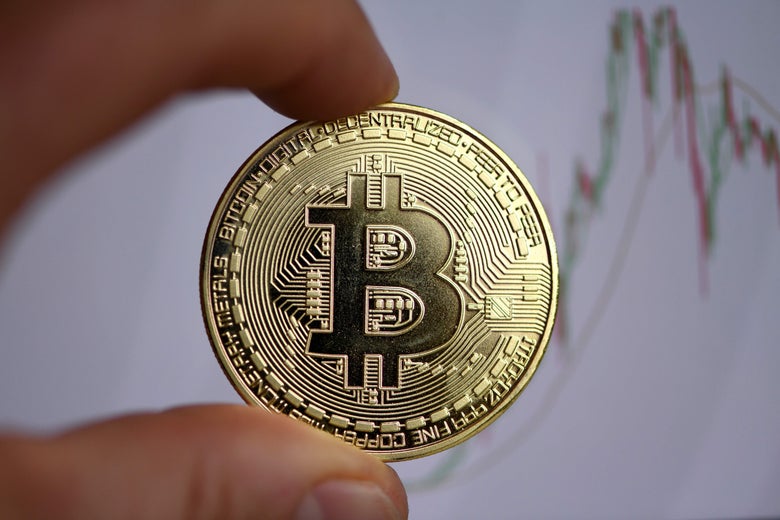Foto menunjukkan tiruan fisik Bitcoin.