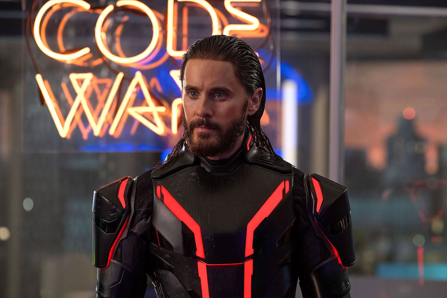 Jared Leto, fütüristik siyah takım elbisesiyle ve geriye doğru taranmış saçlarıyla.
