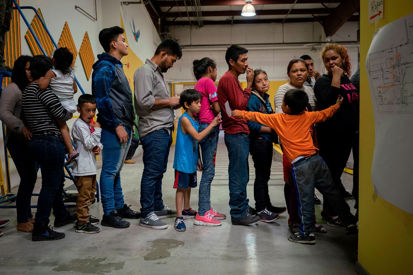 Migrant children wait to receive food at the Casa del Refugiado.
