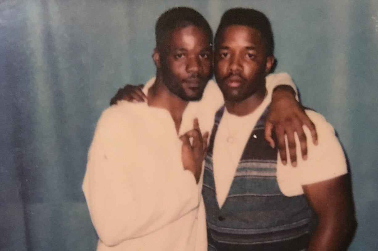 A 1990s photo of Ledell Lee and another young black man with their arms over each other's shoulders.