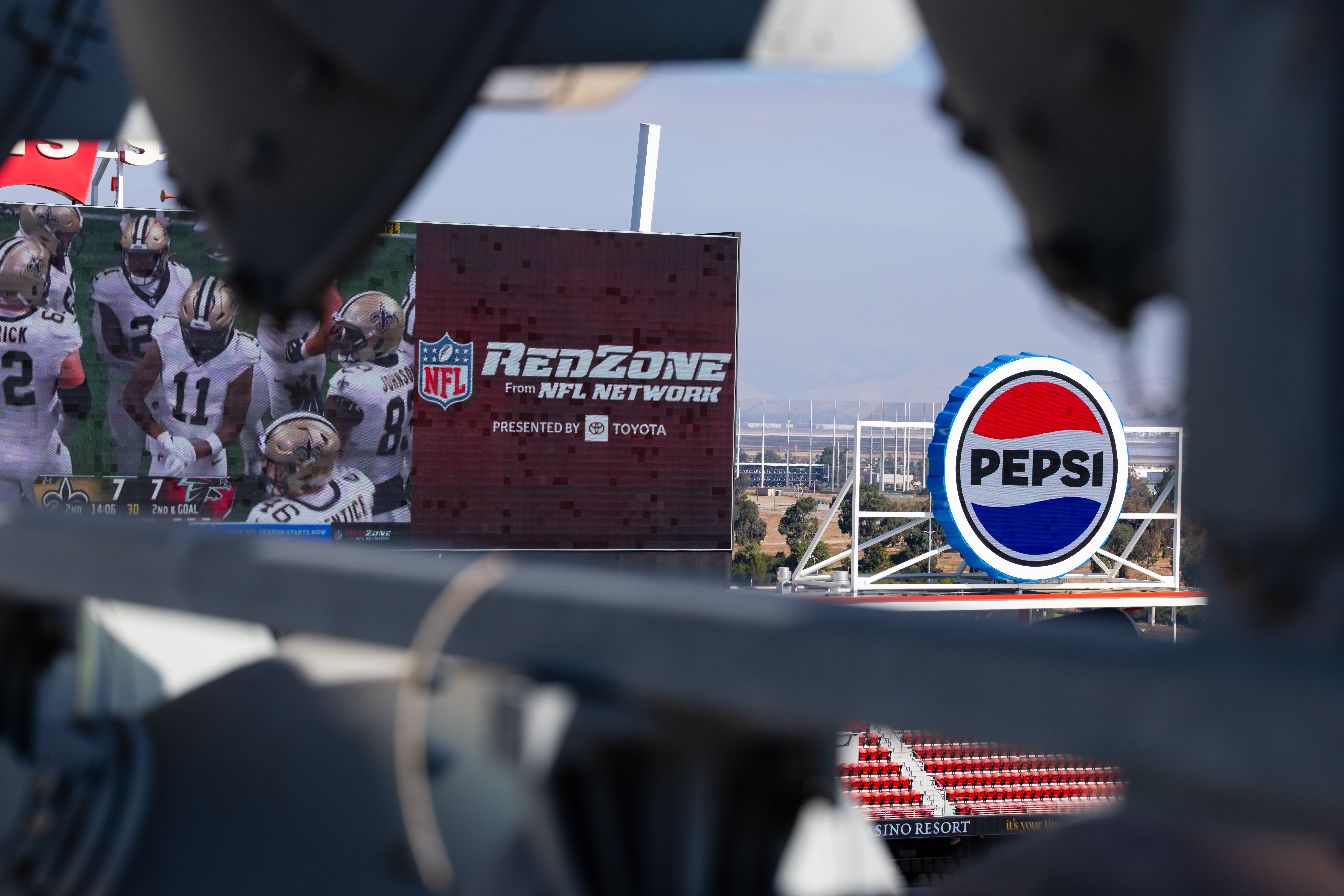 Znak Pepsi z napisem NFL RedZone na dużym ekranie przed meczem NFL pomiędzy New England Patriots i San Francisco 49ers 29 września 2024 r. na stadionie Levi's w Santa Clara w Kalifornii.