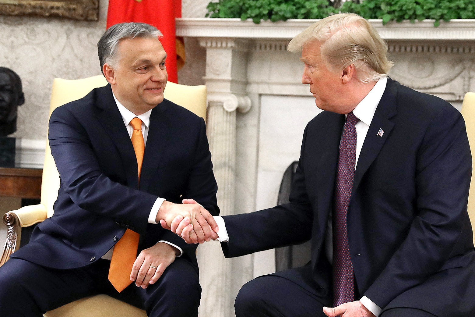 Donald Trump shakes hands with Viktor Orbán in the Oval Office.