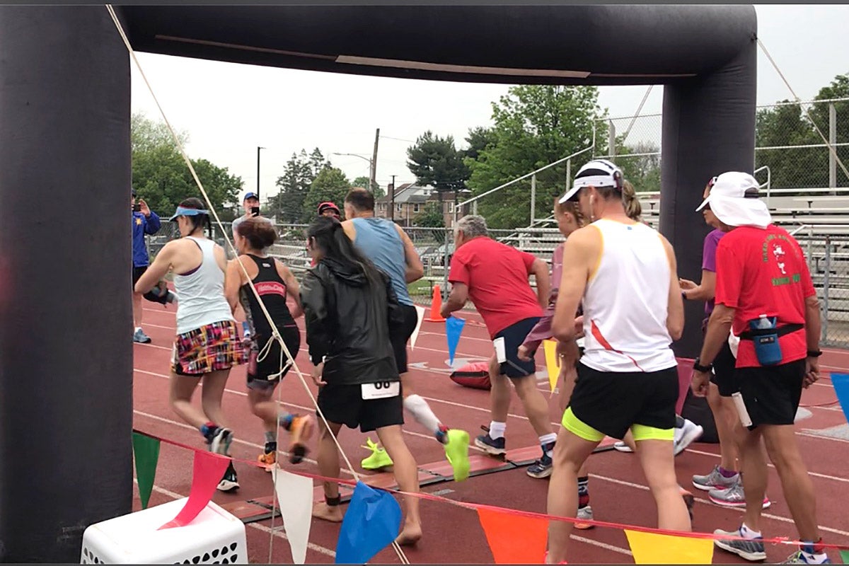 Runners, seen from behind, take off from the starting line of the D3.