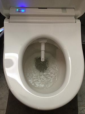 Toilet that deals sprays water