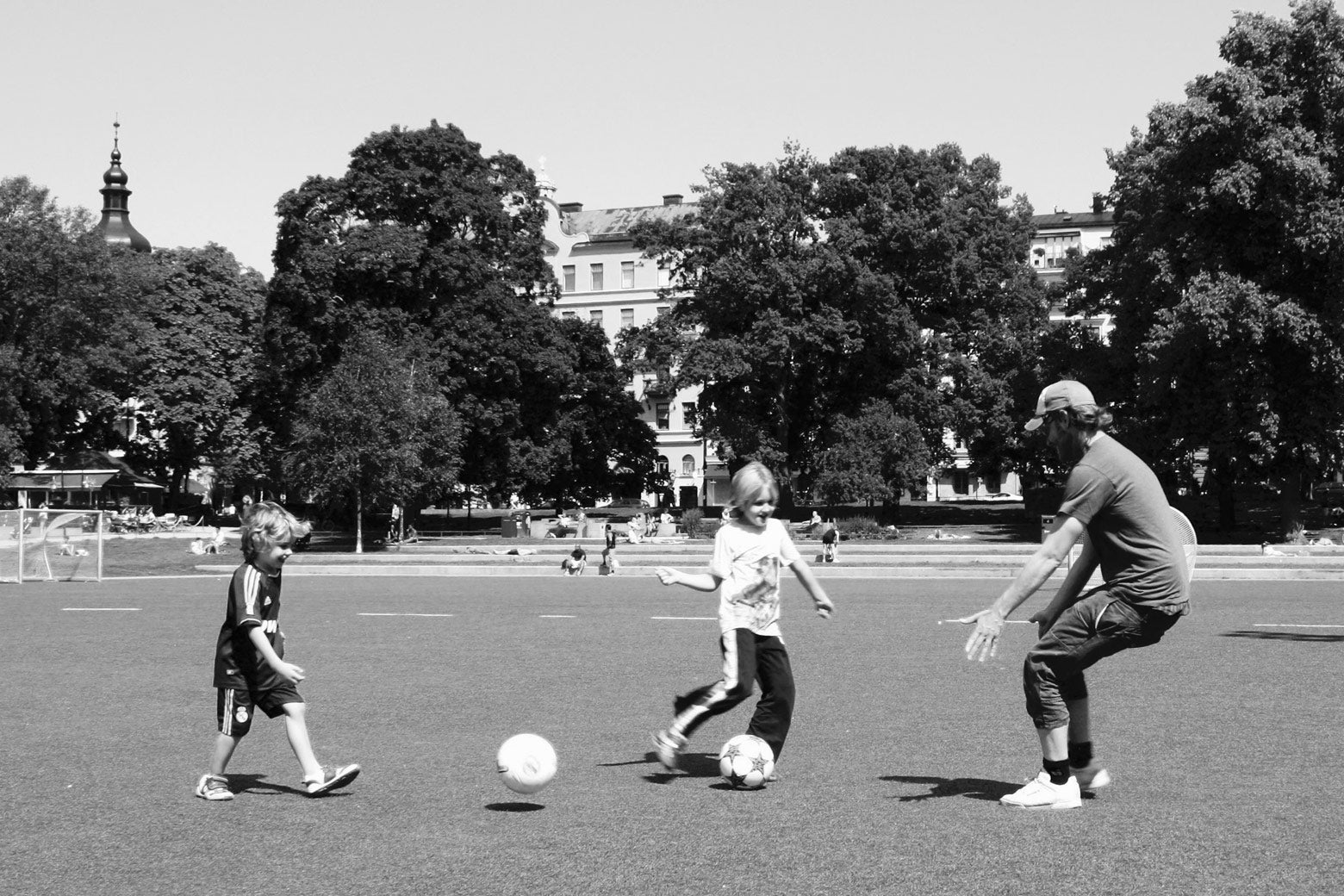 A family enjoys a game of soccer together in Vasaparken. 