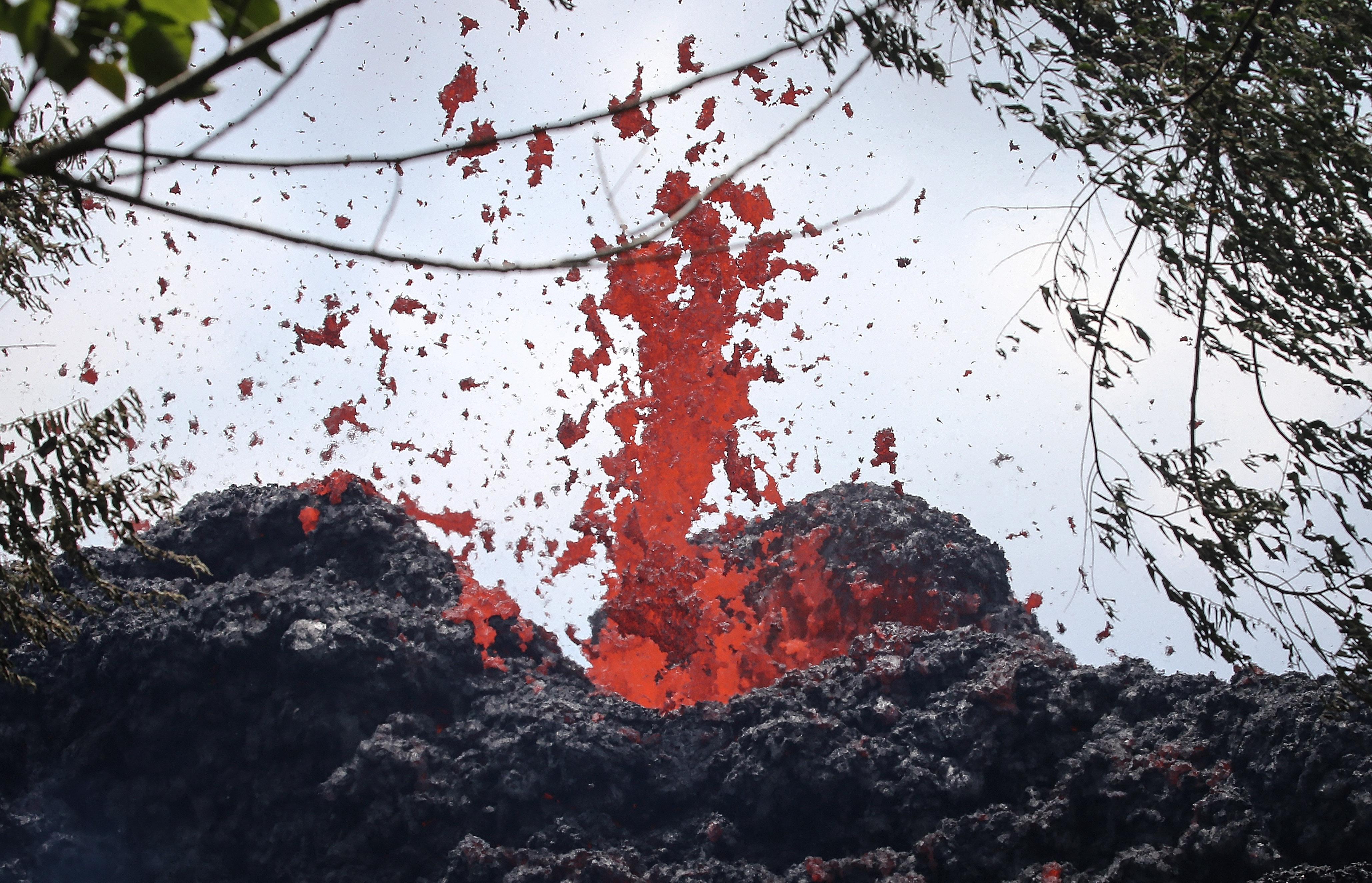 Hawaii Warns Of “explosive Eruption” As New Fissures Open Spewing Lava.