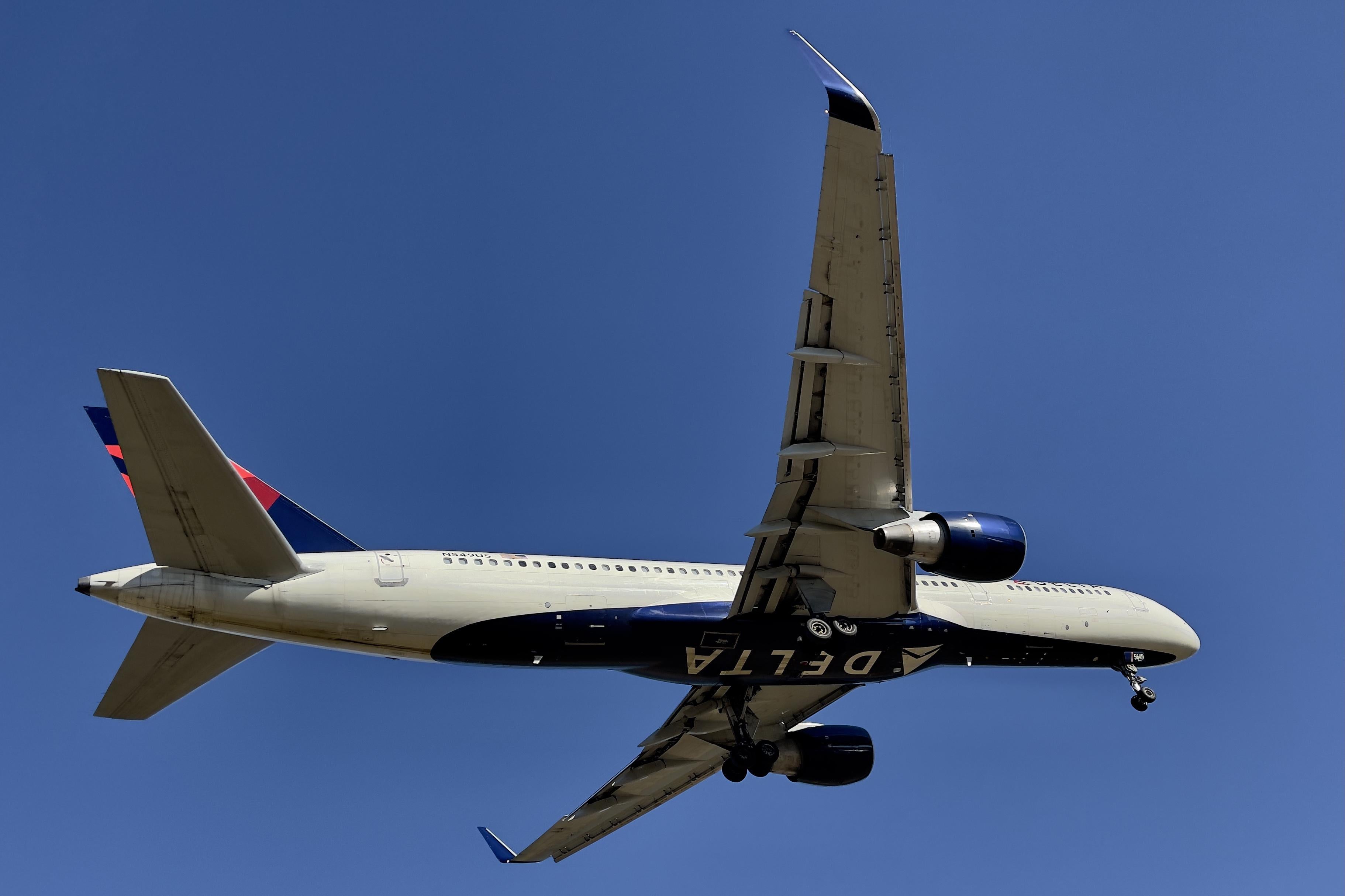 A Delta Air Lines Boeing 757-251 flying in the sky.