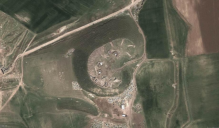 A closeup view of Tell Jifar shows tanks and artillery dug in on top of the site.
