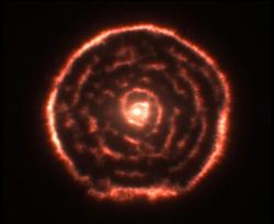 nyfiken spiral fläckig av ALMA runt röd jättestjärna R Sculptoris (datavisualisering)