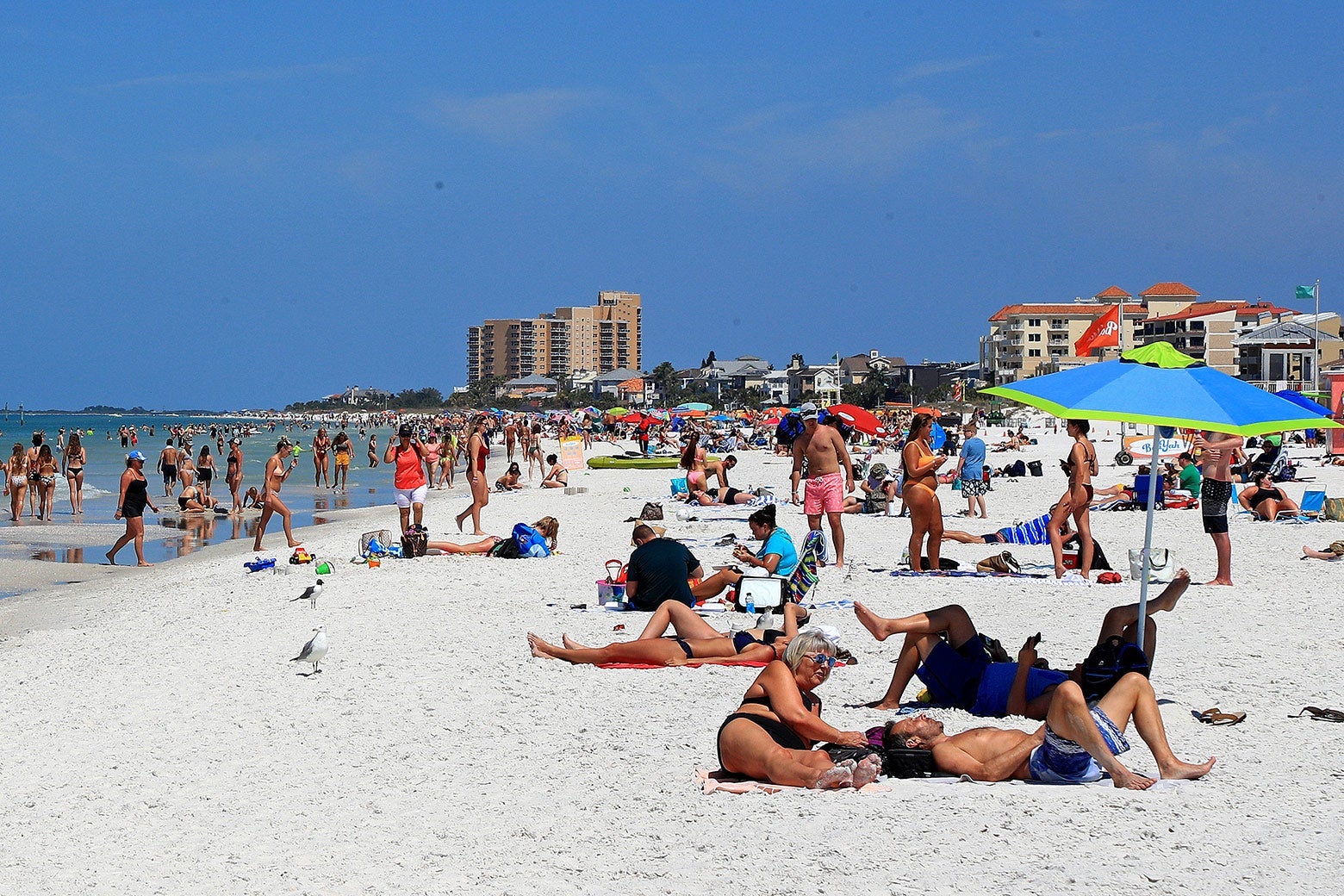 Crowds on the beach without masks.