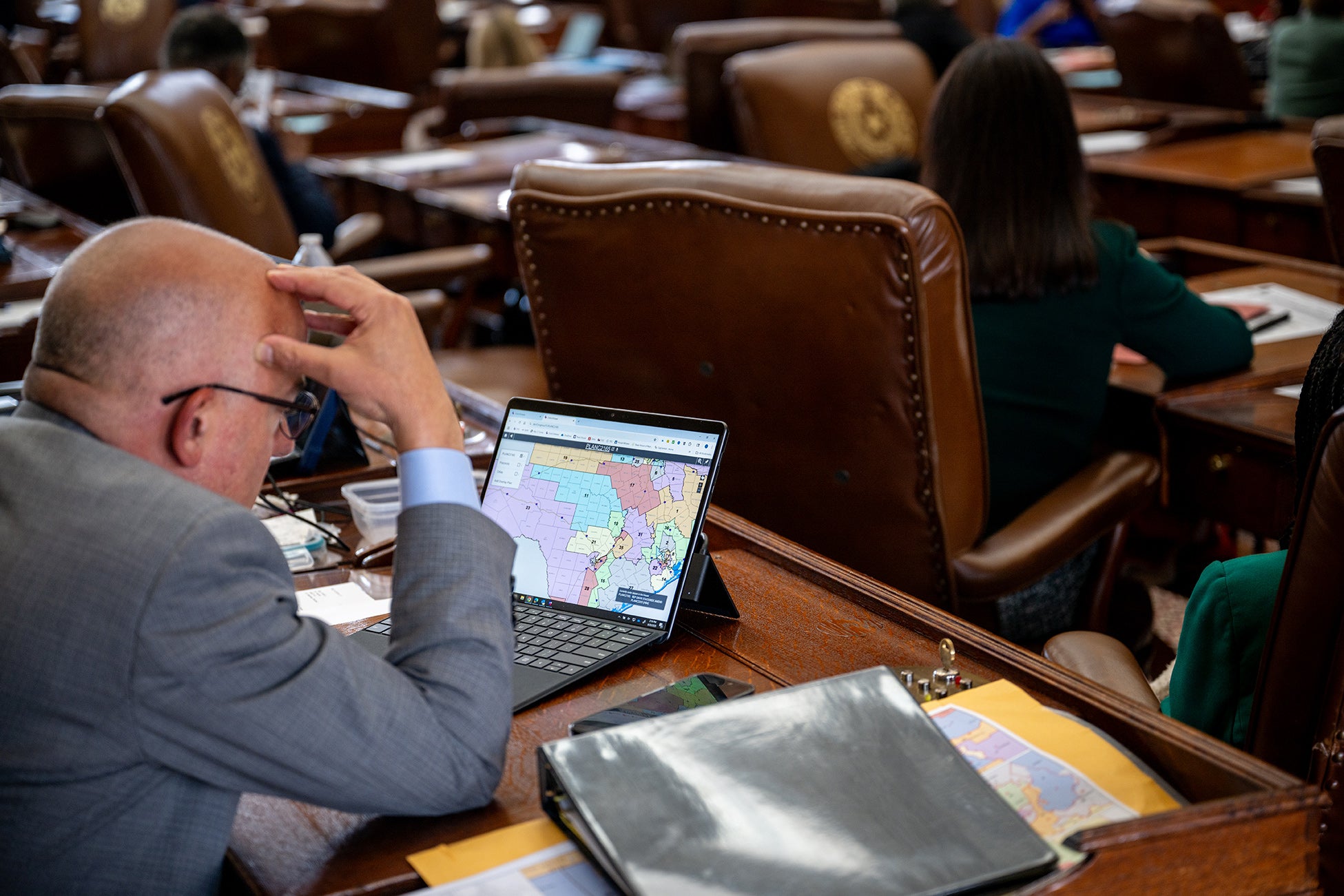 Przedstawiciel Partii Demokratycznej z Teksasu, Chris Turner, przegląda mapę na swoim laptopie podczas posiedzenia Izby Reprezentantów w Kapitolu Stanowym.