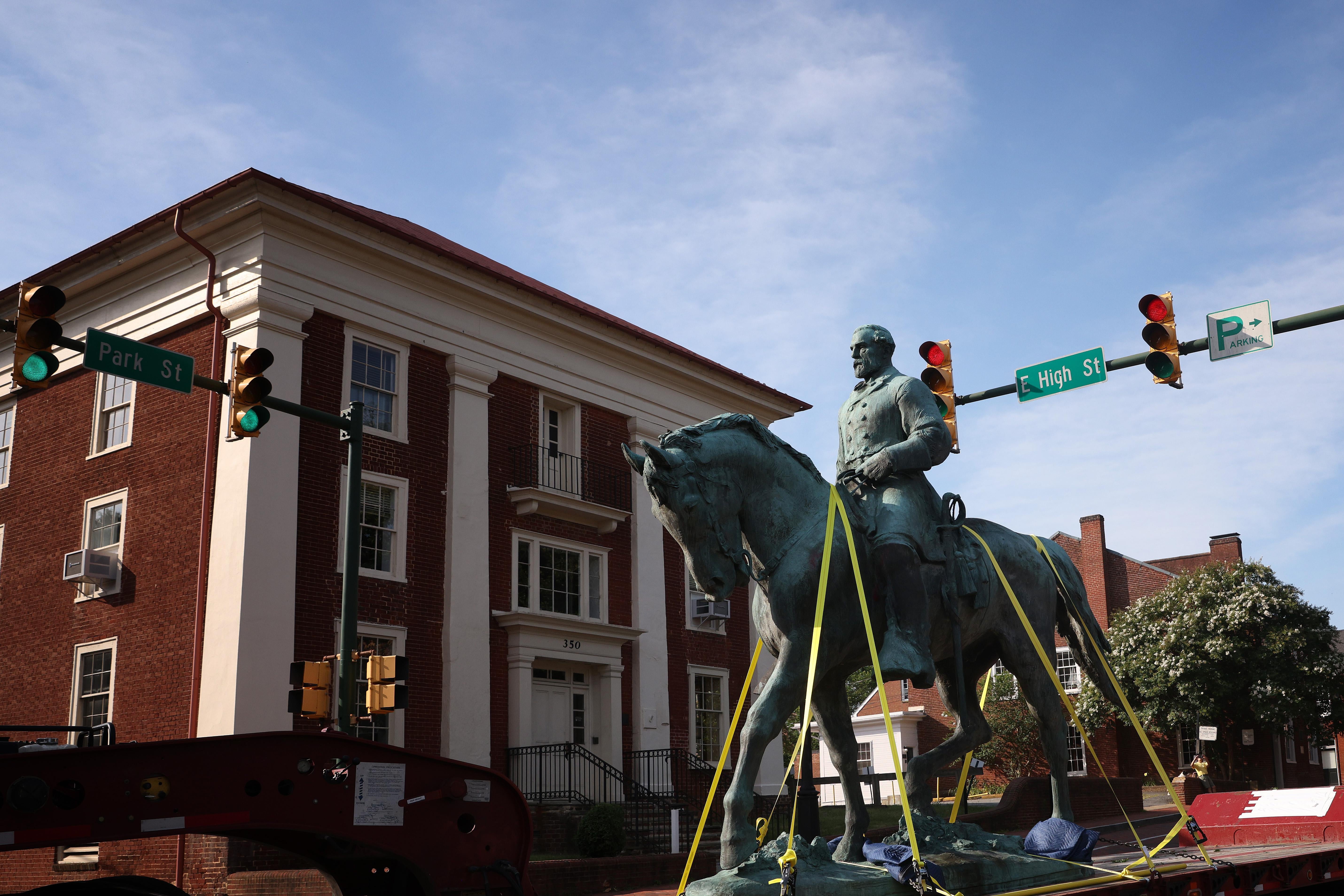 A flatbed truck carries a statue of Confederate General Robert E. Lee from the Market Street Park July 10, 2021 in Charlottesville, Virginia. 
