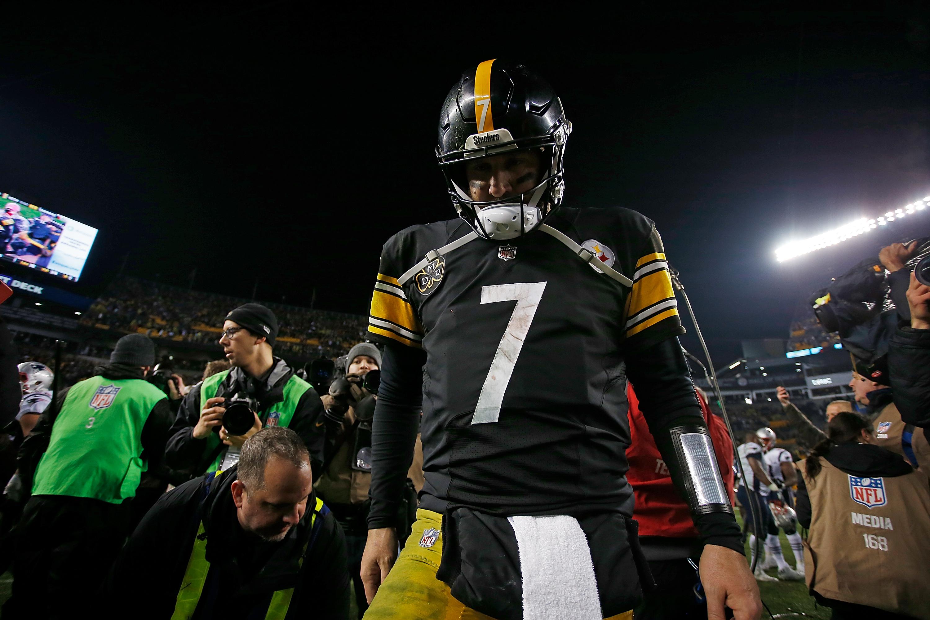 PITTSBURGH, PA - DECEMBER 17: Ben Roethlisberger #7 of the Pittsburgh Steelers walks off the field at the conclusion of the New England Patriots 27-24 win over the Pittsburgh Steelers at Heinz Field on December 17, 2017 in Pittsburgh, Pennsylvania. (Photo by Justin K. Aller/Getty Images)