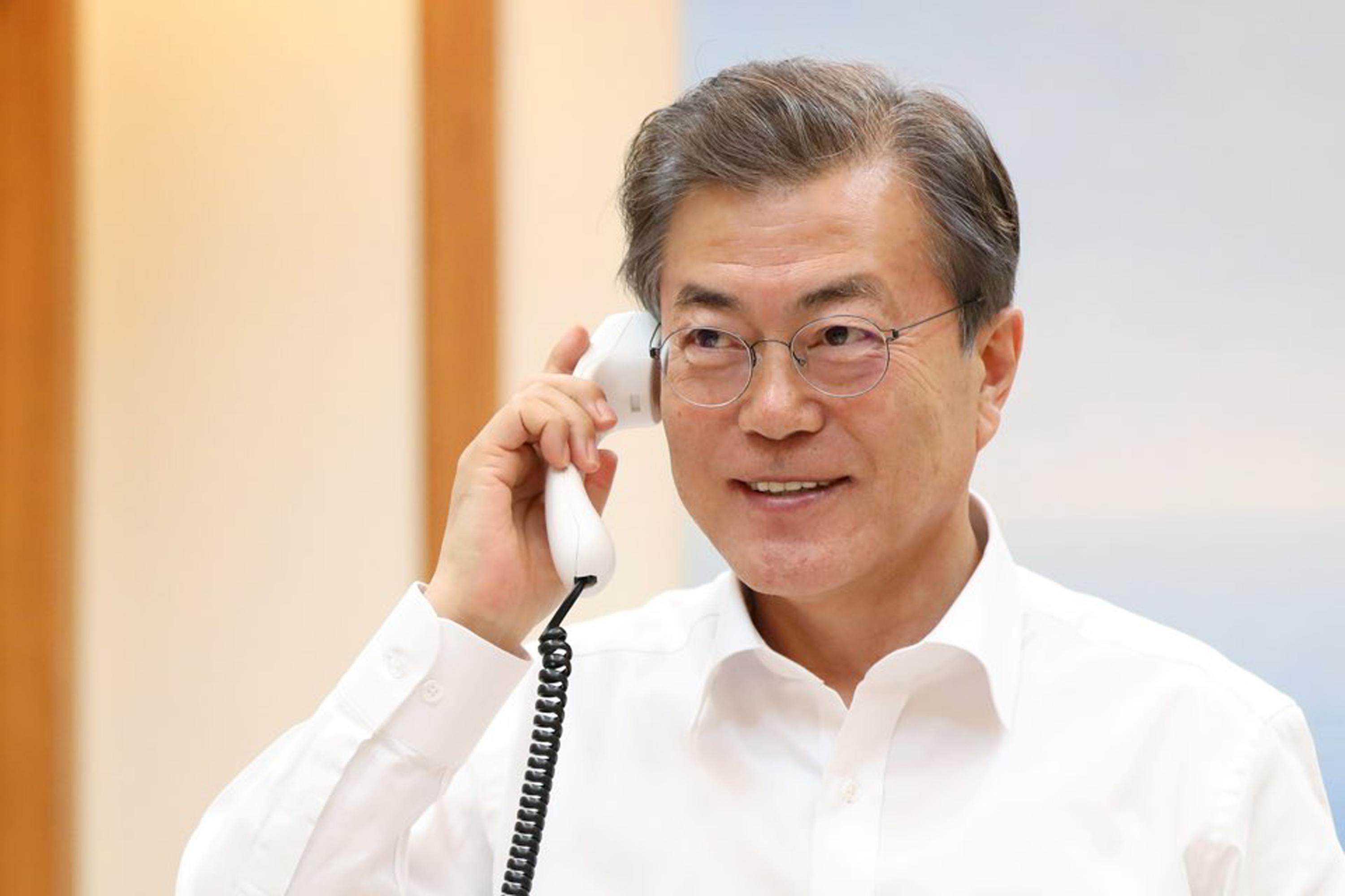 SEOUL, SOUTH KOREA - JANUARY 04:  In this handout image provided by the South Korean Presidential Blue House, South Korean President Moon Jae-in talks with U.S. President Donald Trump on January 4, 2018 in Seoul, South Korea. South Korean and U.S. agreed to delay joint military drills during the PyeongChang Winter Olympic Games.  (Photo by South Korean Presidential Blue House via Getty Images)