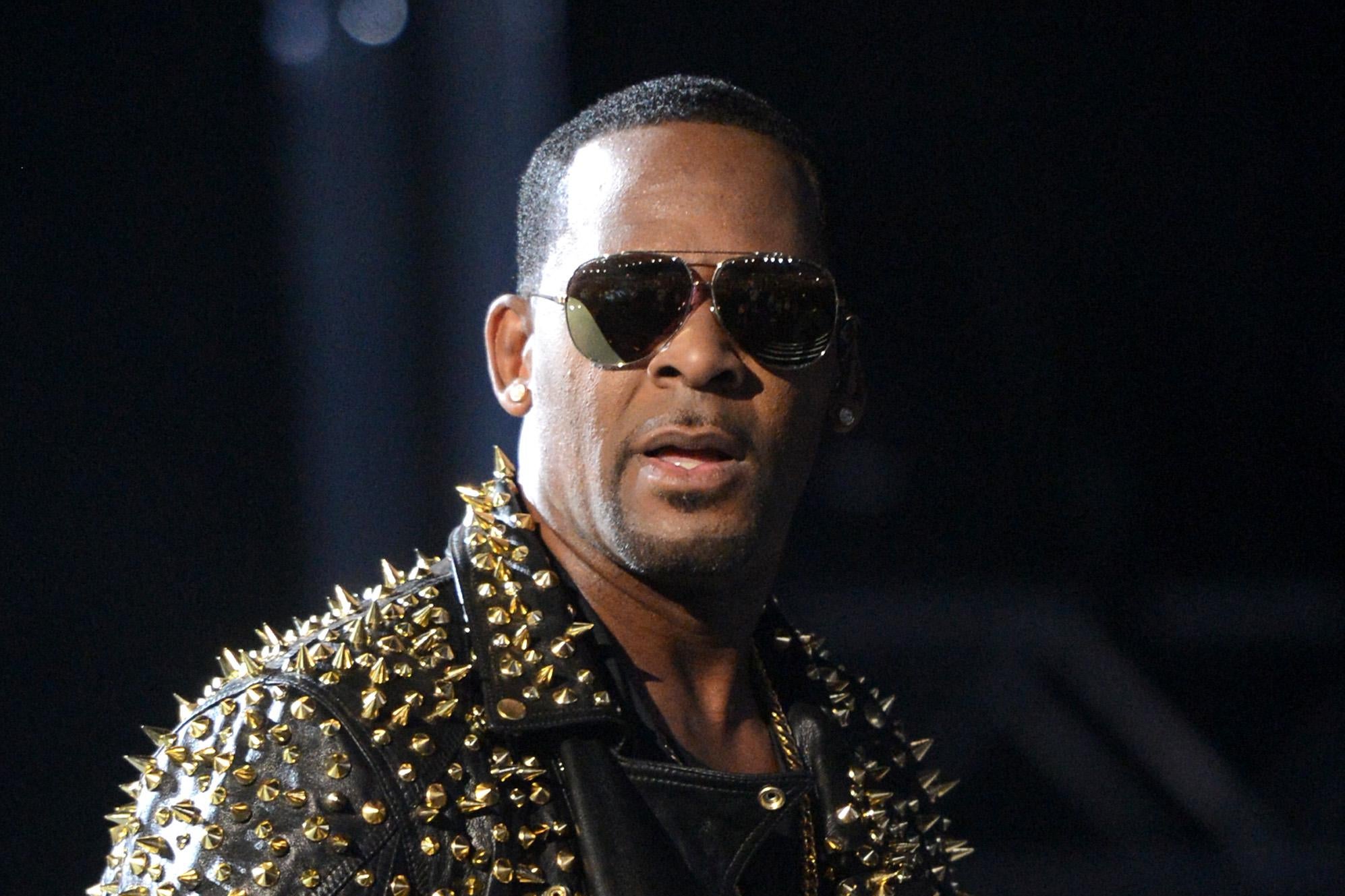 R. Kelly performs in studded black leather jacket and sunglasses. 