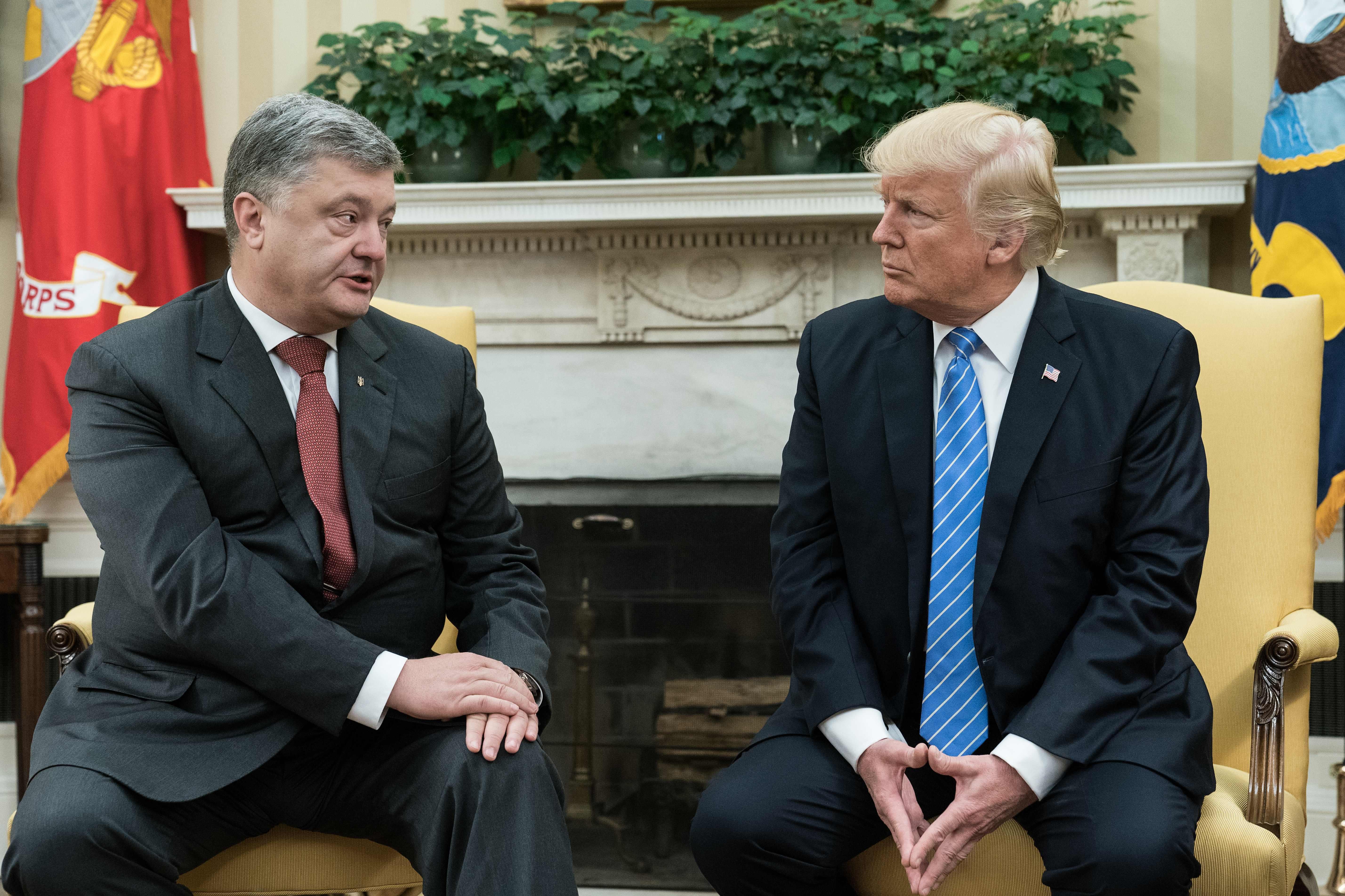 US President Donald Trump meets with his Ukrainian counterpart Petro Poroshenko in the Oval Office at the White House in Washington, DC, on June 20, 2017. / AFP PHOTO / NICHOLAS KAMM        (Photo credit should read NICHOLAS KAMM/AFP/Getty Images)