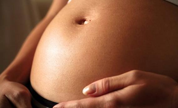 Photograph of abdomen of a pregnant woman.