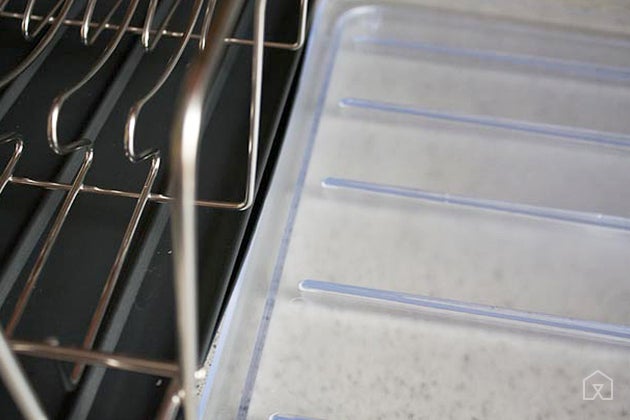 Plastic fins on a dish rack