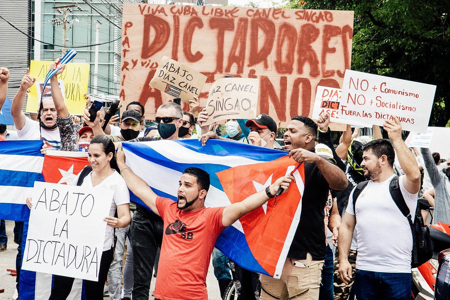 Cuban residents in Costa Rica demonstrate in front of a U.S. Embassy.