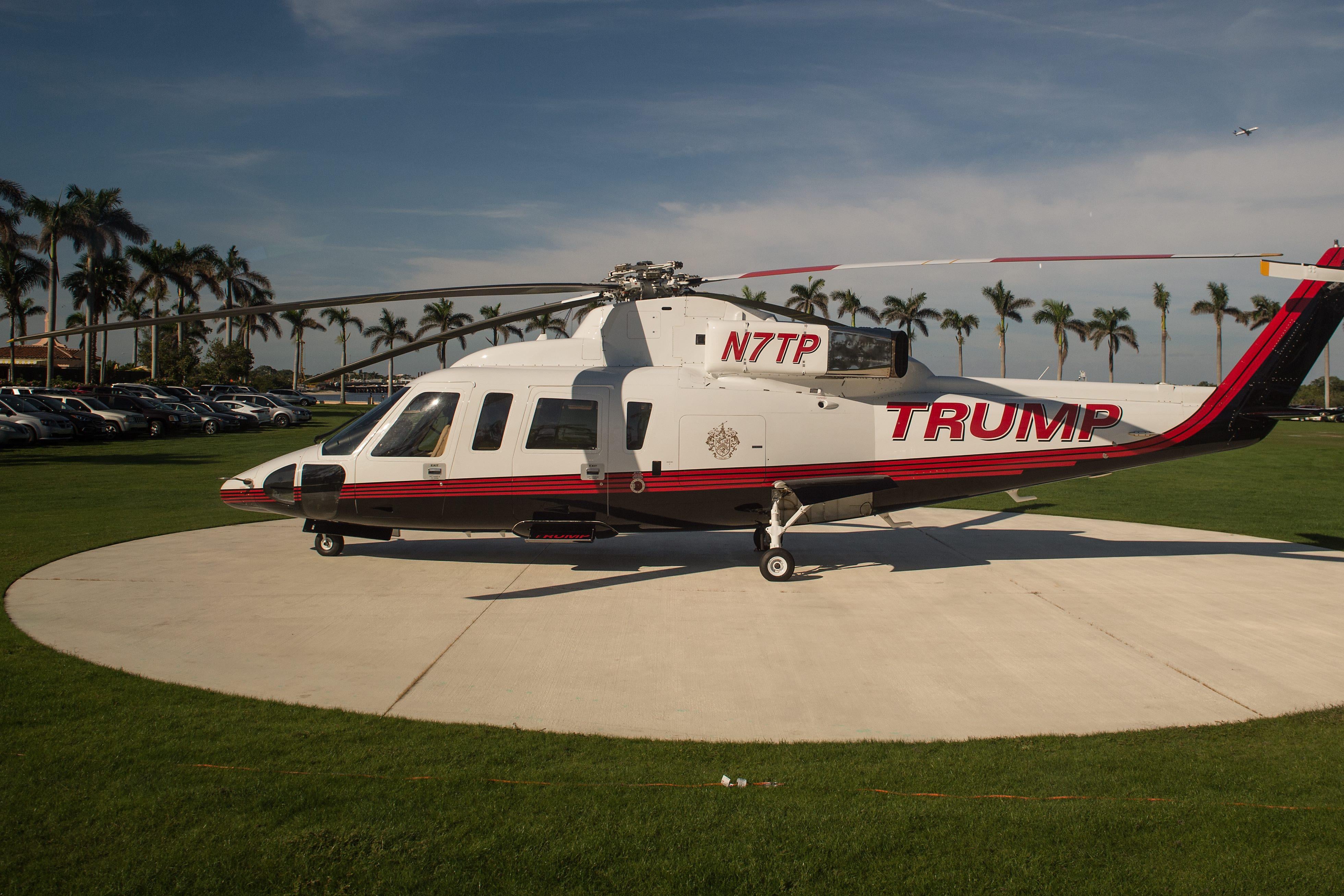 A helicopter sits on a landing pad at US President Donald Trump's Mar-a-Lago resort in Palm Beach, Florida, on December 24, 2017. / AFP PHOTO / NICHOLAS KAMM 