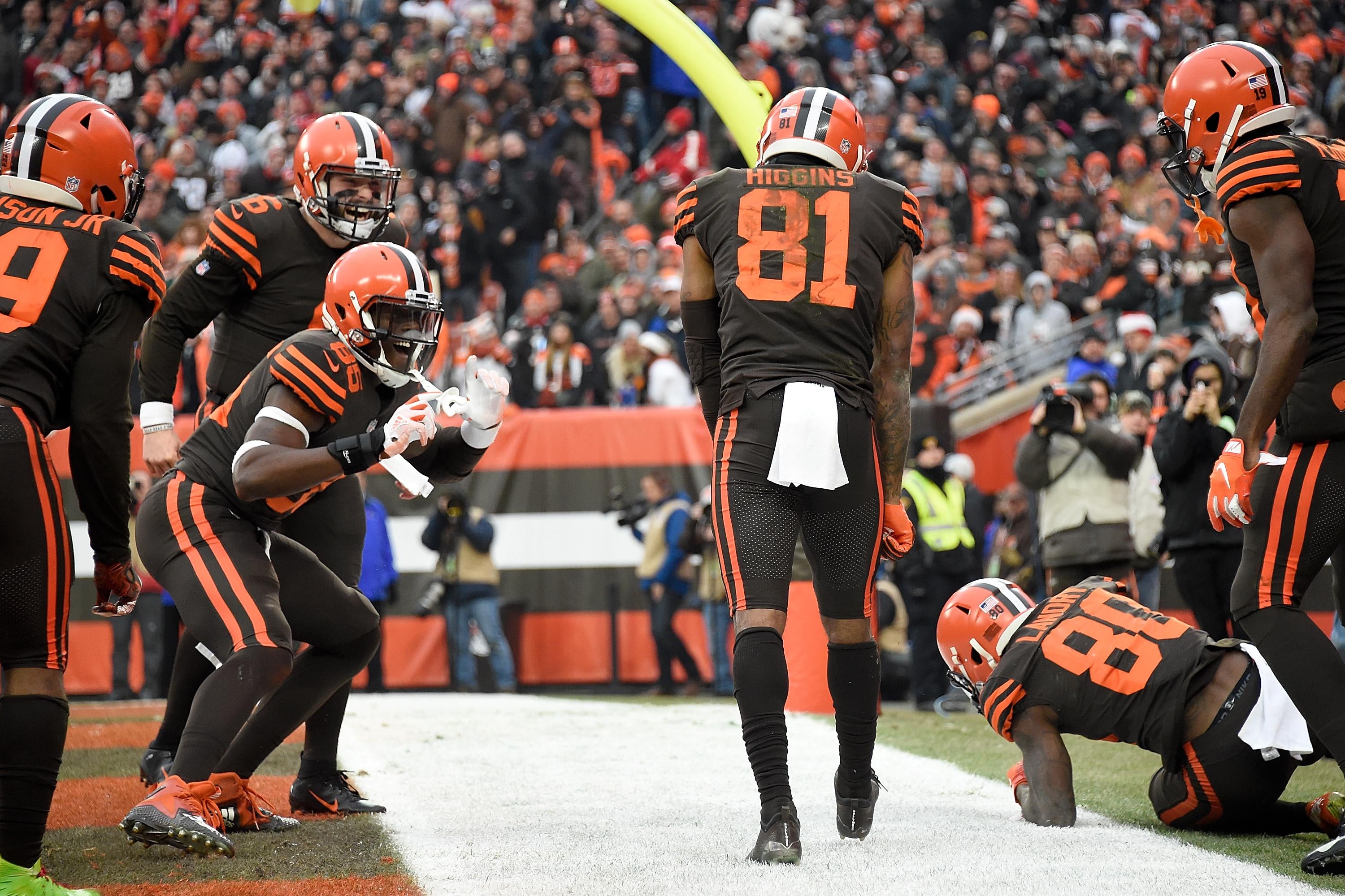 Cleveland Browns win after 635 days, spark wild celebrations