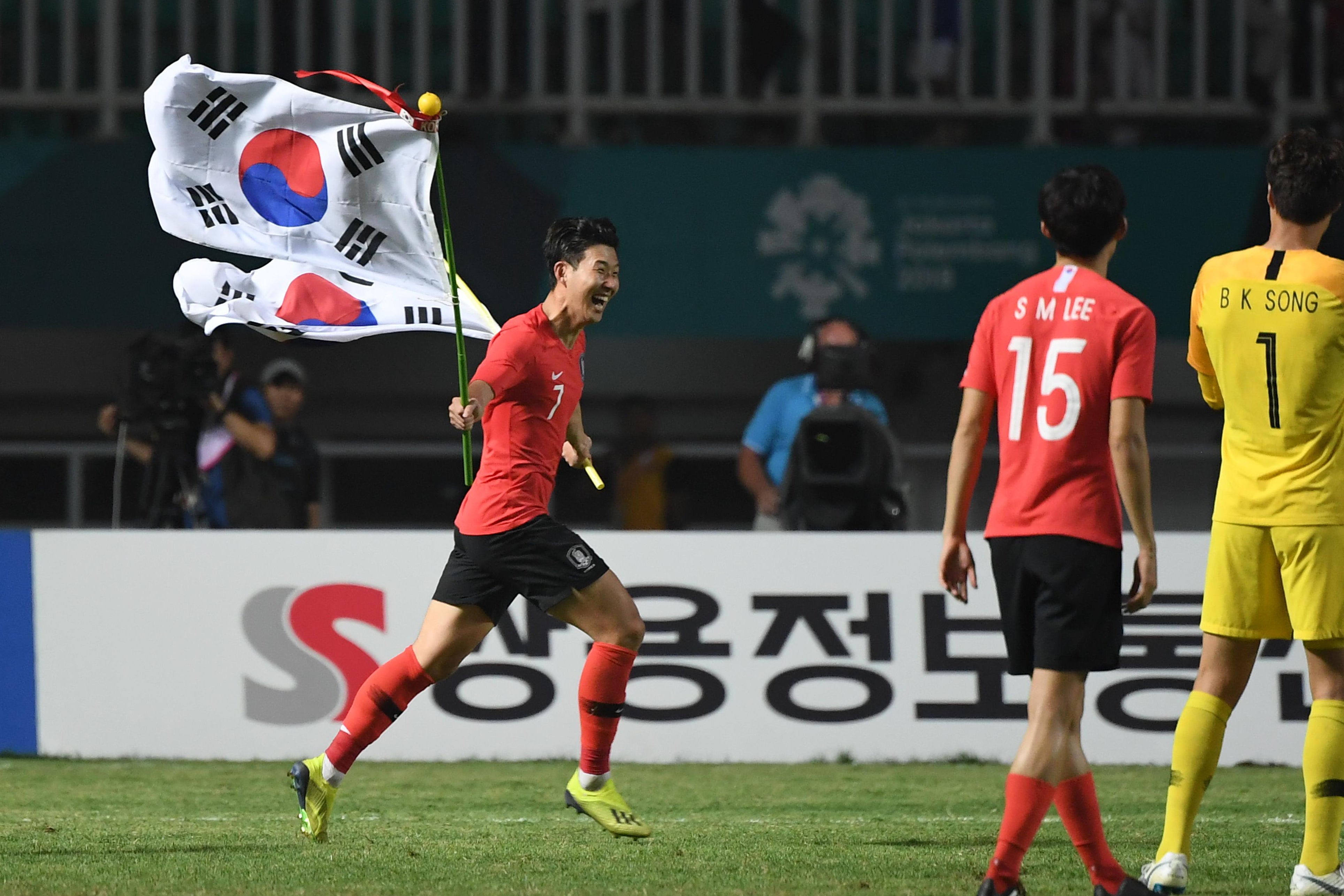 South Korea's Heung Min Son celebrates after winning against Japan in the men's gold medal football match at the 2018 Asian Games in Bogor on September 1, 2018. (Photo by Arief Bagus / AFP)        (Photo credit should read ARIEF BAGUS/AFP/Getty Images)