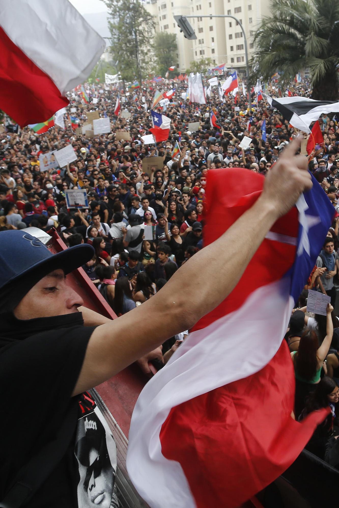 SANTIAGO, CHILE - OCTOBER 25: Chilean people protest during the eighth day of protests against President Sebastian Piñera's government on October 25, 2019 in Santiago, Chile. President Sebastian Piñera announced measures to improve social inequality, however unions called for a nationwide strike and massive demonstrations continue as death toll reached 18. Demands behind the protests include issues as health care, pension system, privatization of water, public transport, education, social mobility and corruption. (Photo by Marcelo Hernandez/Getty Images)