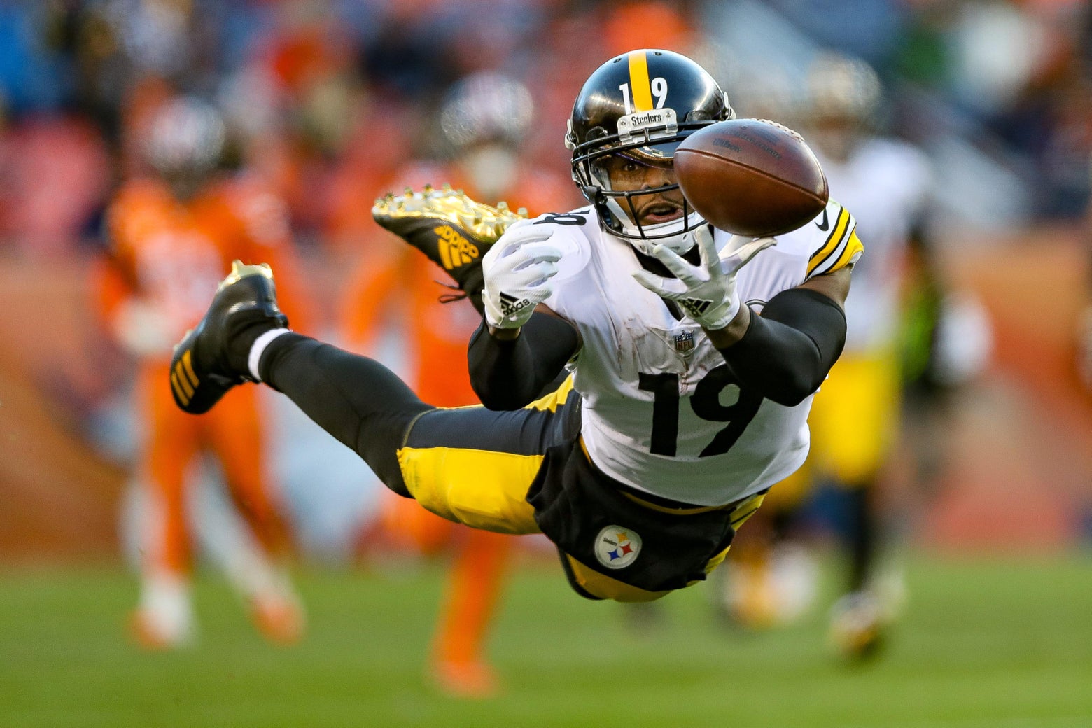 Juju Smith-Schuster declares self active for fantasy football on Twitter.