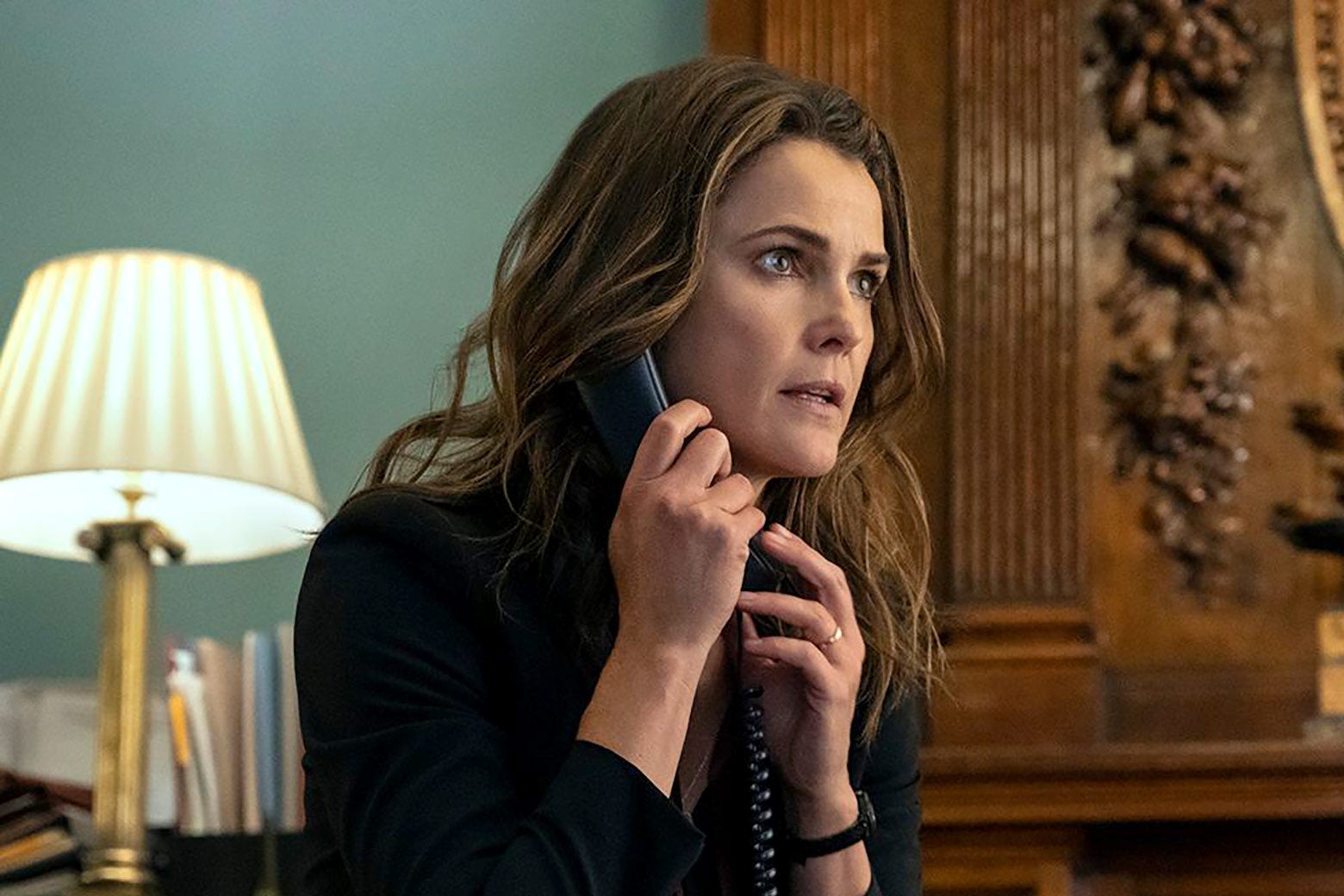 Keri Russell telefonda konuşuyor ve gergin görünüyor.
