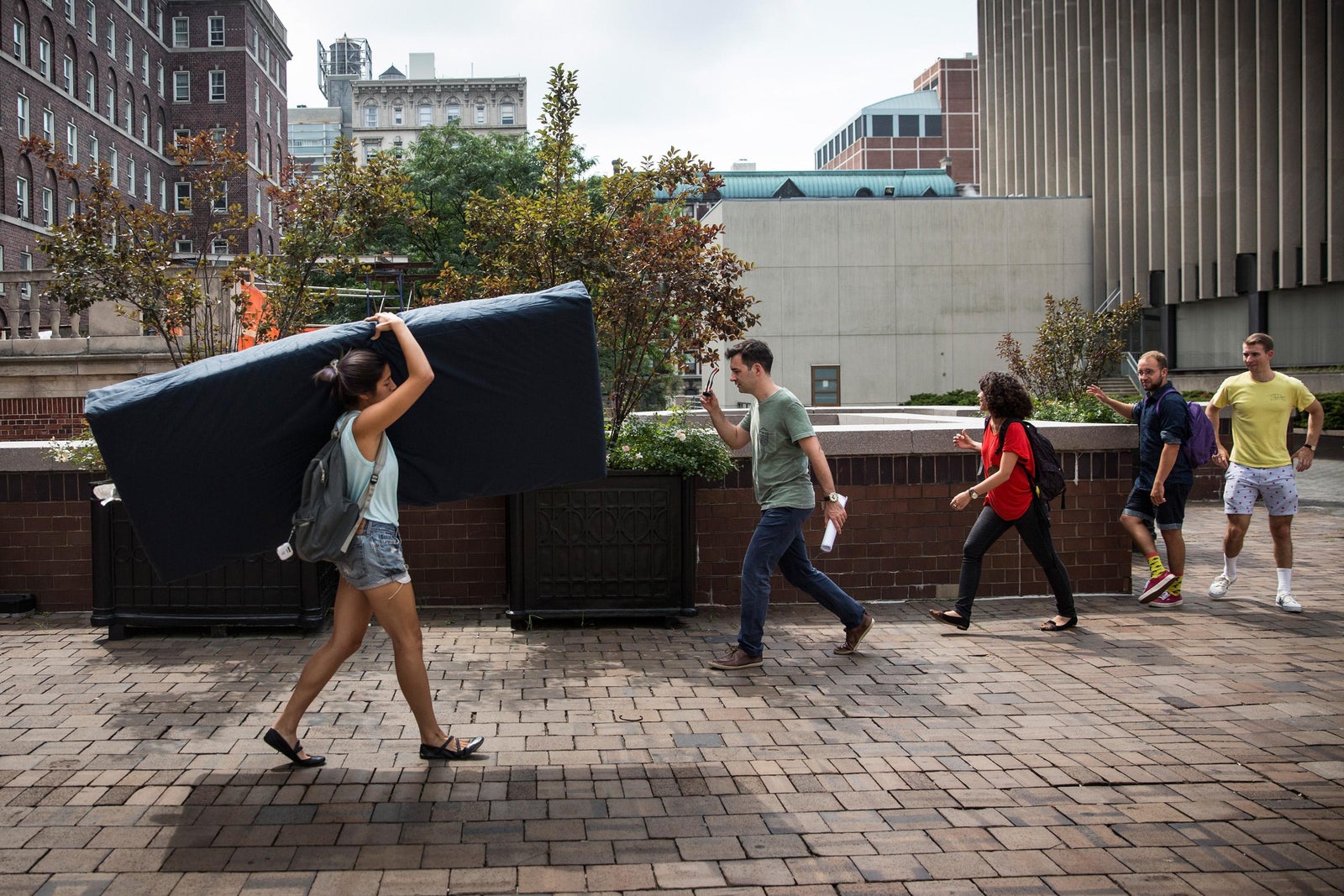 Emma Sulkowicz protests Columbiaâ€™s handling of her accusation against Paul ...