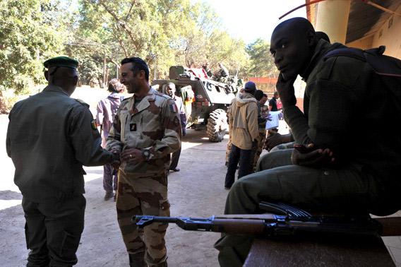 French and Malian soldiers interact