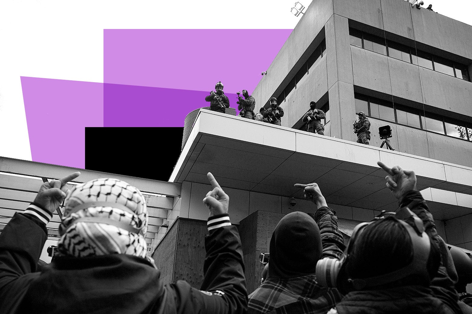Протестующие на земле и бойцы Национальной гвардии на крыше.