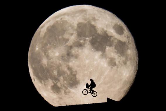 ET flies in front of the Moon