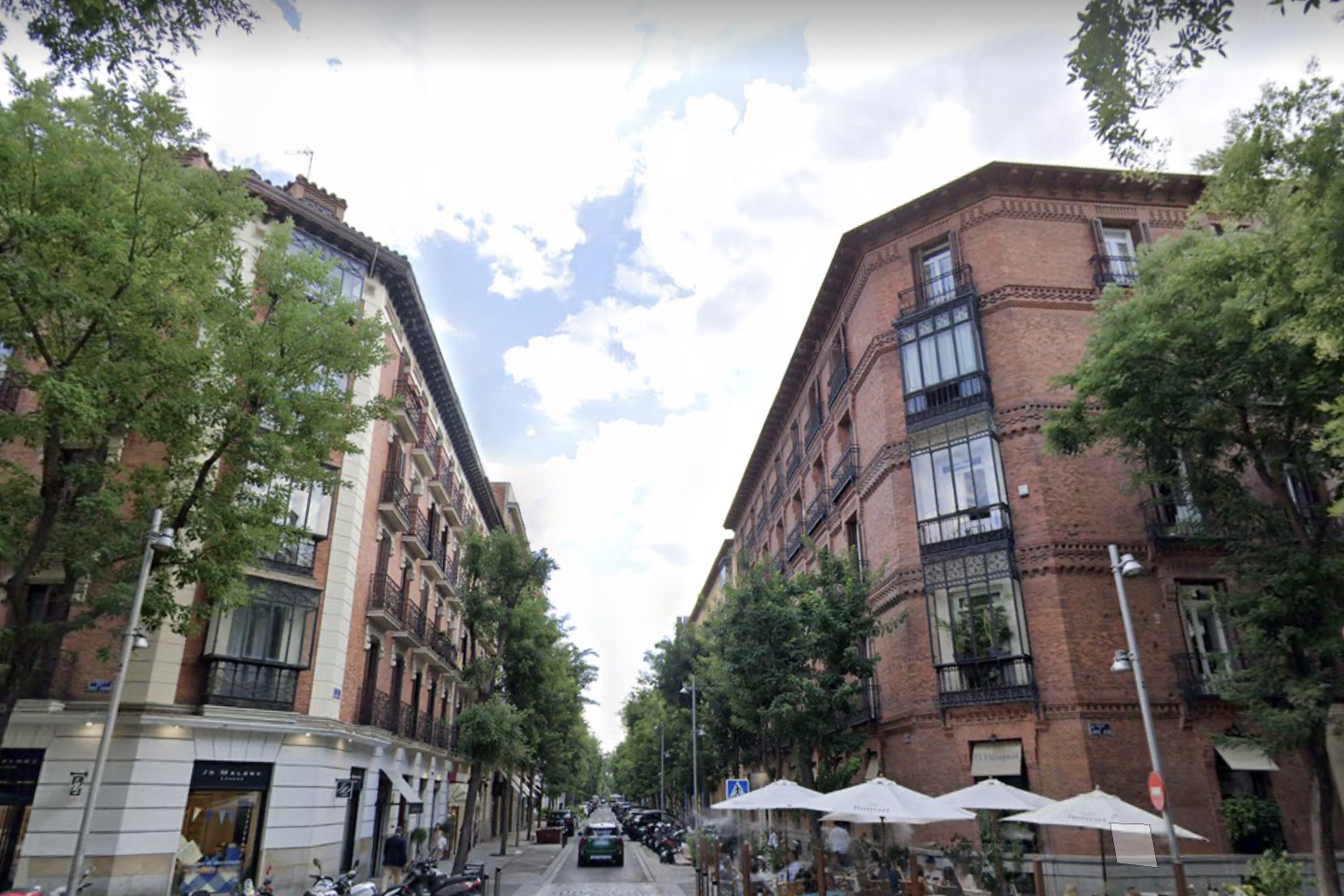 An intersection in Madrid with five-story buildings. 