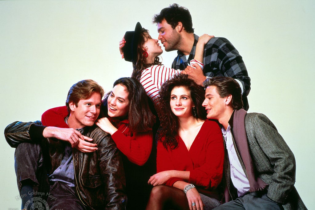 Julia Roberts, Vincent D’Onofrio, Lili Taylor, Annabeth Gish, William R. Moses, and Adam Storke in Mystic Pizza.